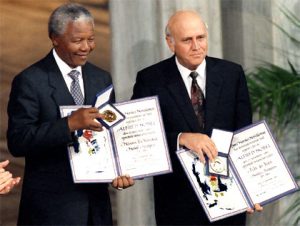 Mandela y Frederik De Klerk en la entrega del Nóbel