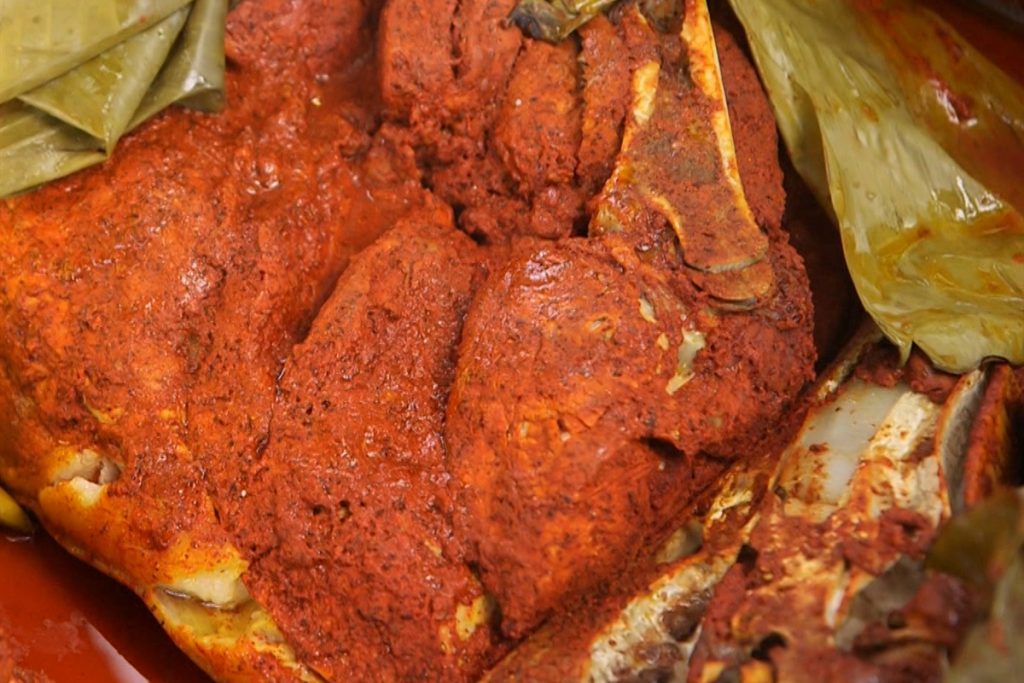 Carne de cochinita pibil, asada en un horno subterráneo